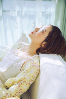 女孩戴VR睡觉遭男子捏胸摸私处